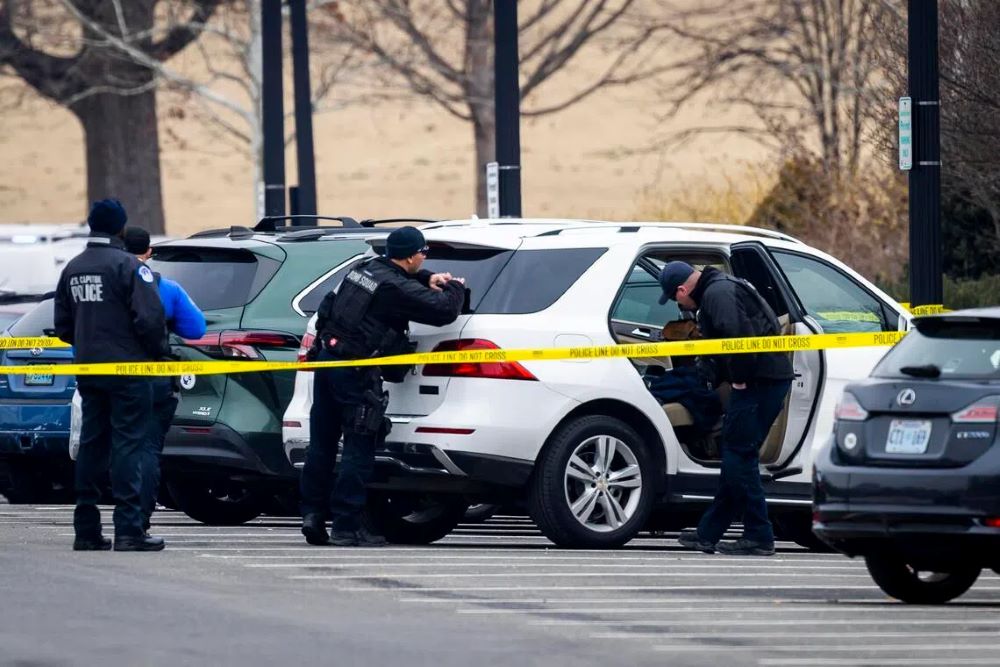 Man arrested after approaching U.S. Capitol with loaded shotgun
