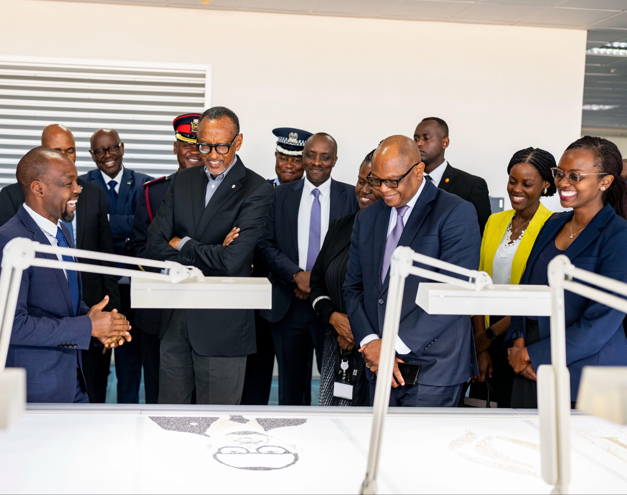 President Kagame tours world’s largest rough diamond sorting facility in Botswana