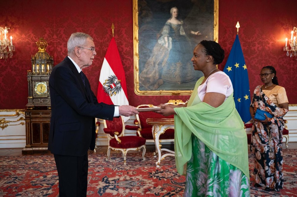 Amb. Urujeni Bakuramutsa presents credentials to President of Austria